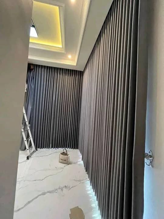 Blind gelap untuk ruang kerja
