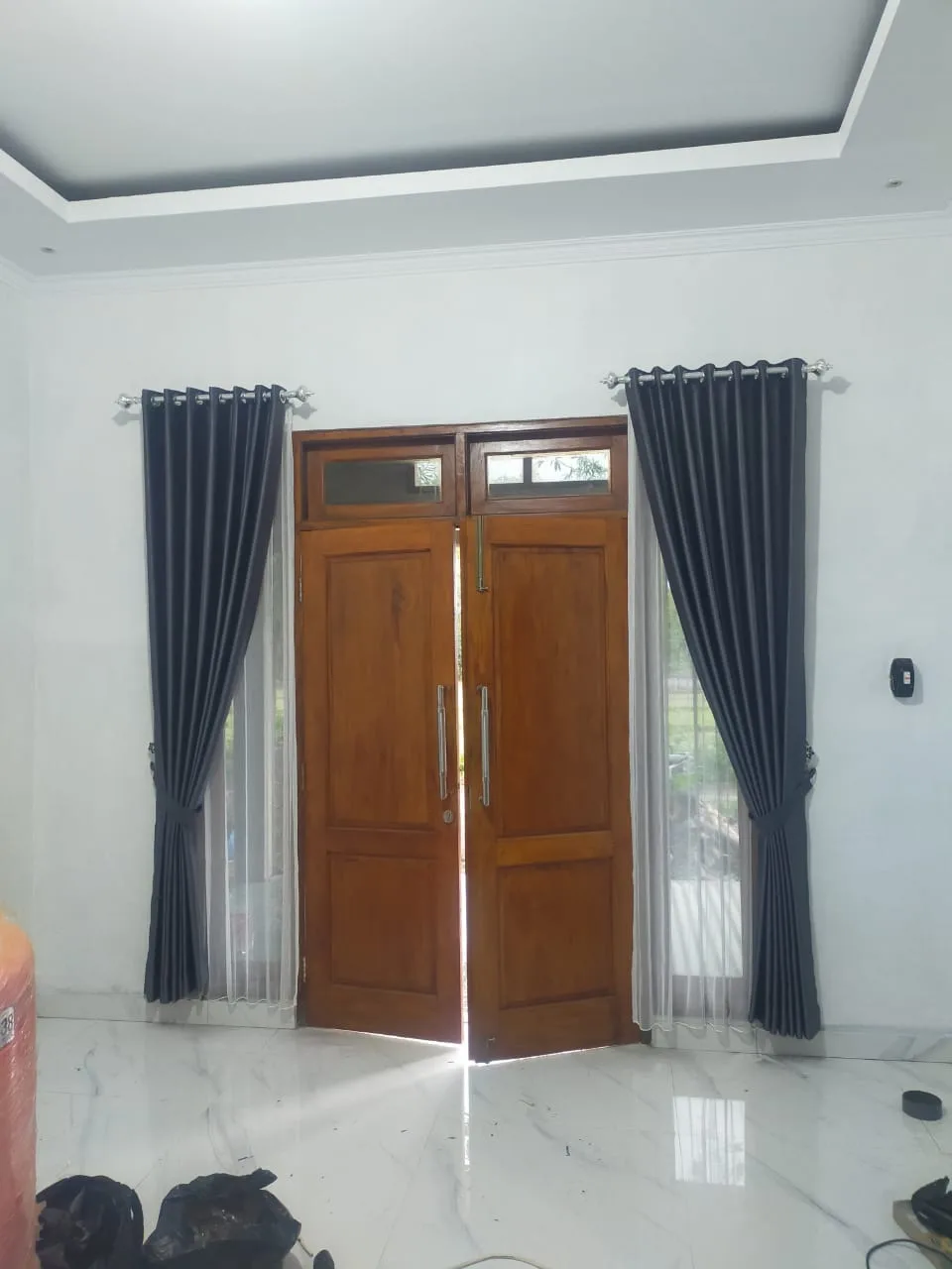 Gorden abu pada pintu kayu ganda