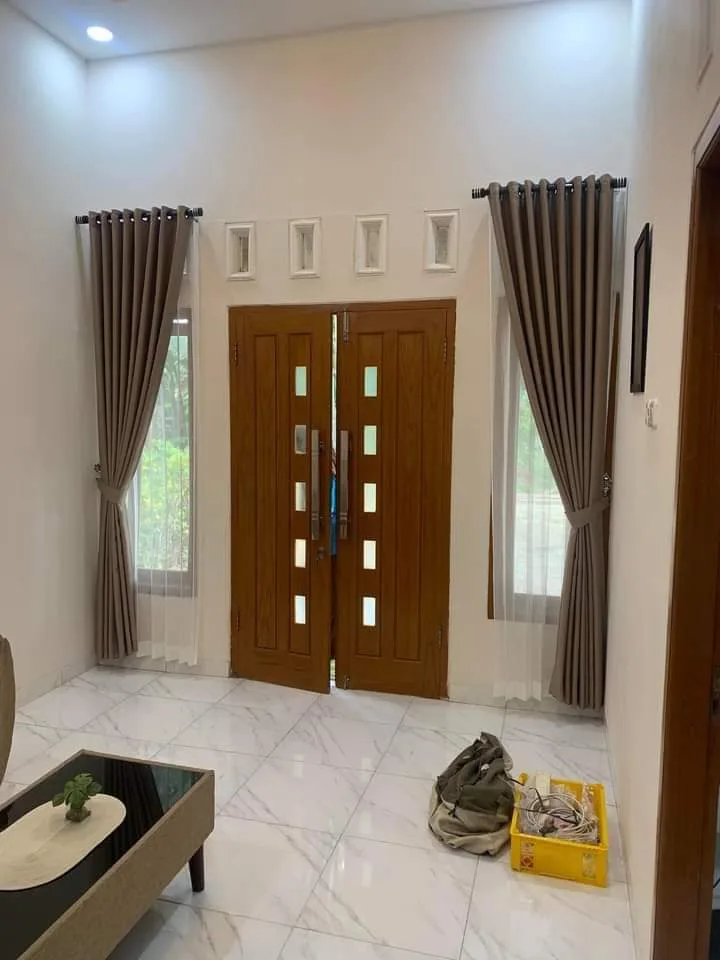 Gorden abu pada pintu modern