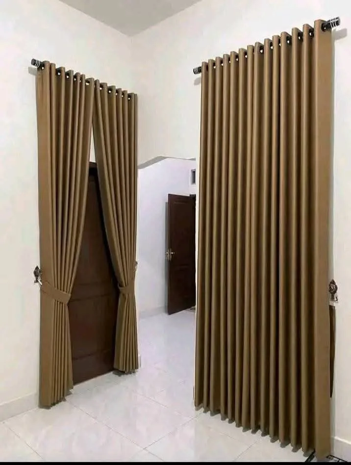 Gorden coklat pada pintu kayu