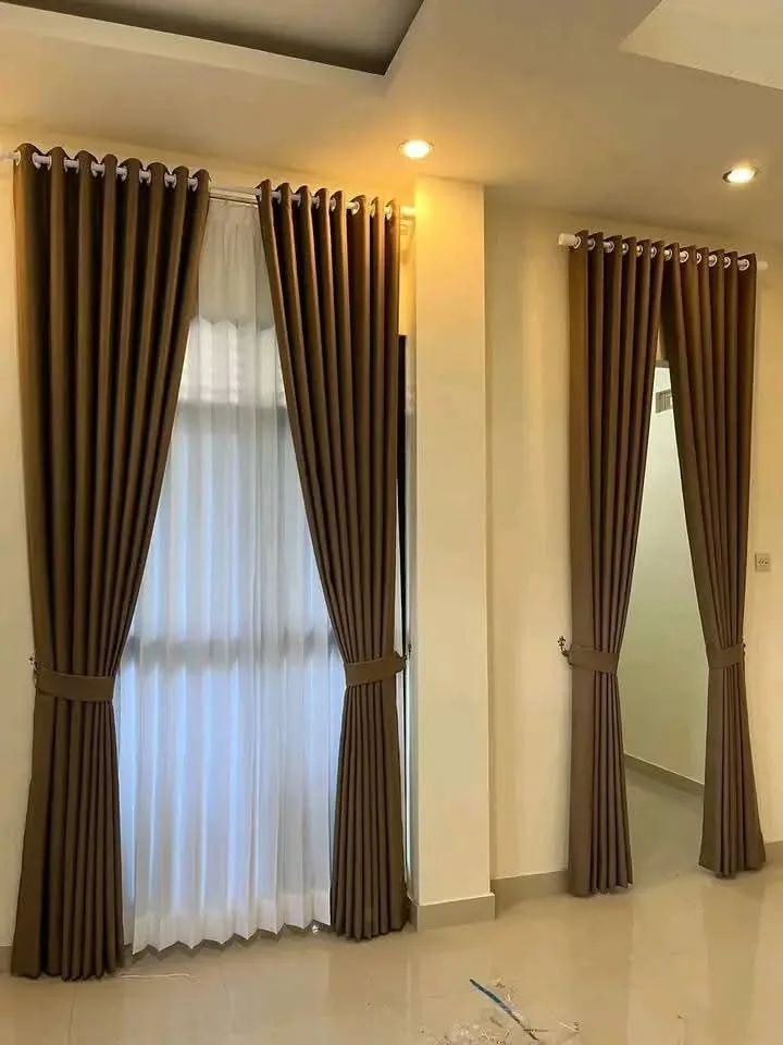 Gorden coklat berlapis vitrase