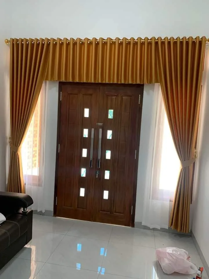 Gorden emas pada pintu kayu