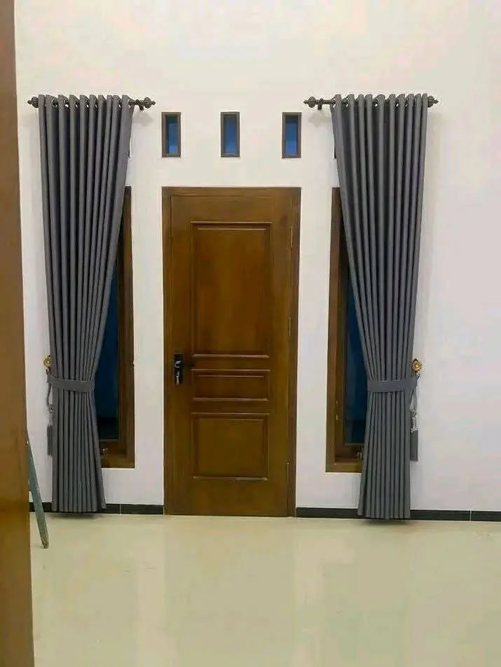 Gorden gelap pada pintu kayu