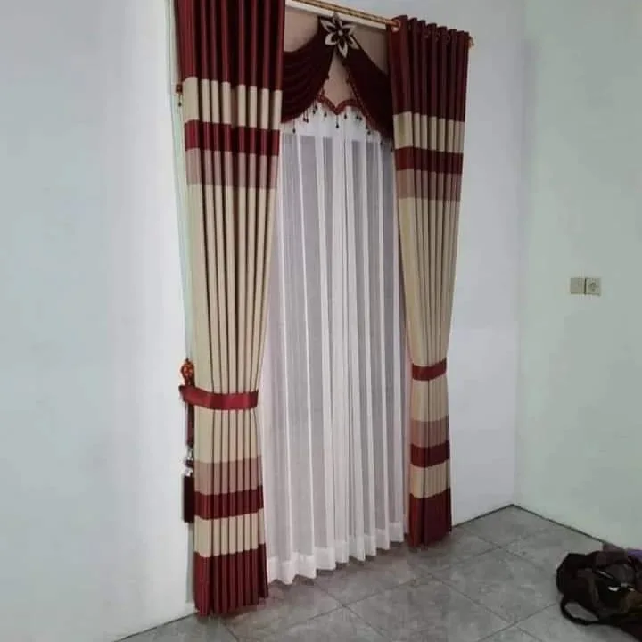 Gorden maroon dengan lipit rapi