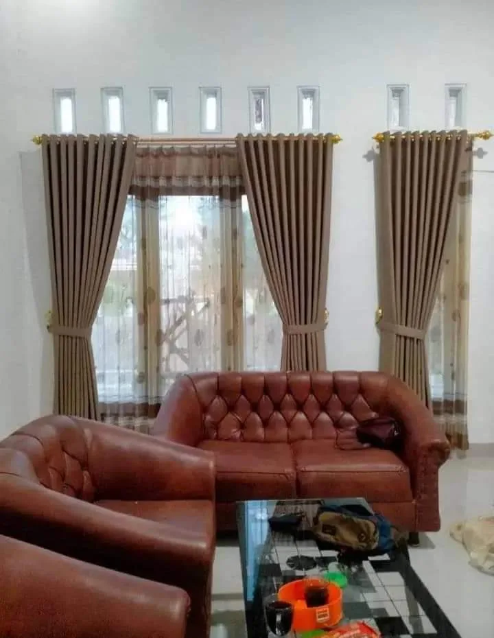 Gorden gelap menyertai sofa kulit