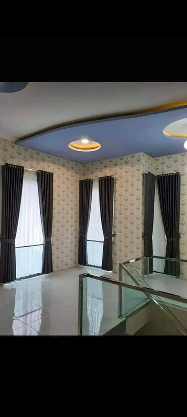 Gorden serasi dengan wallpaper bermotif