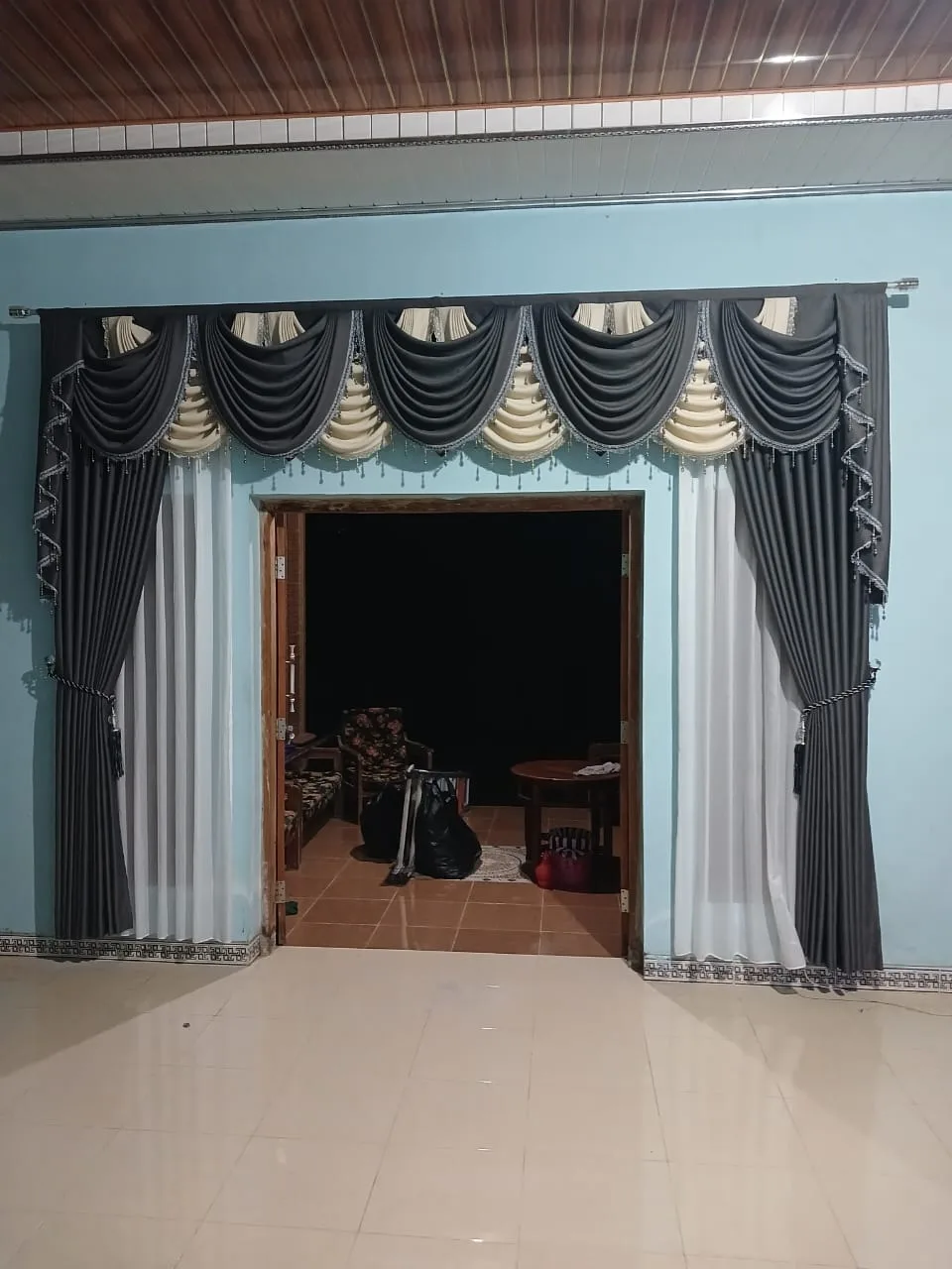 Gorden poni biru di ruang keluarga