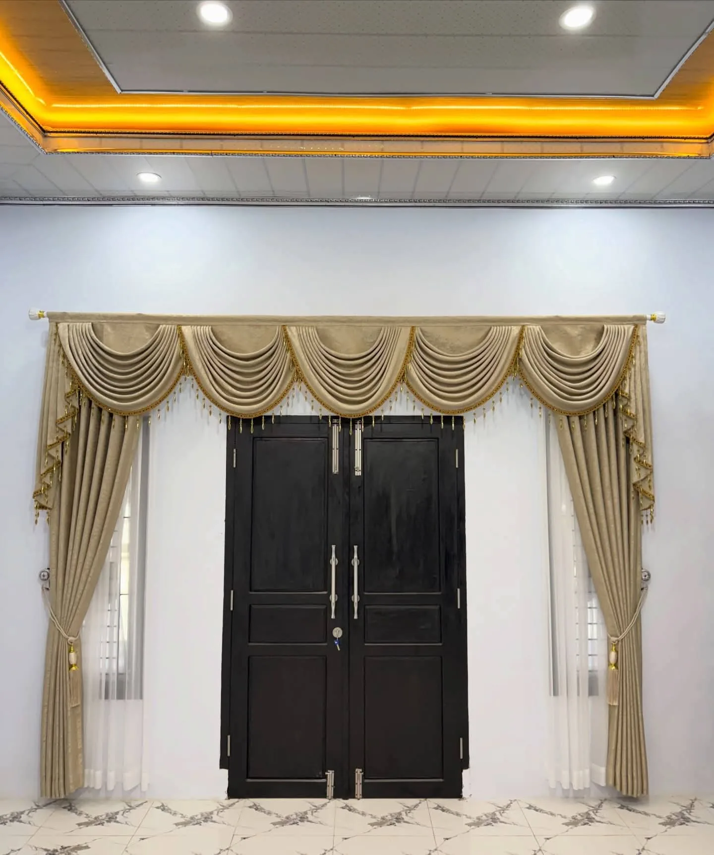 Gorden poni emas pada pintu utama