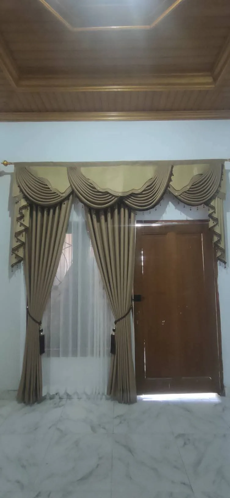 Gorden poni klasik abu dengan aksen emas