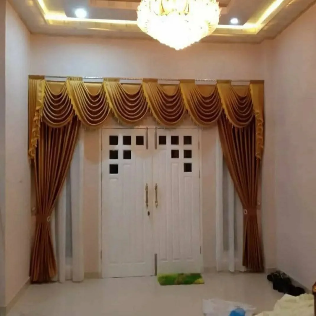 Gorden poni klasik aksen emas pada pintu utama