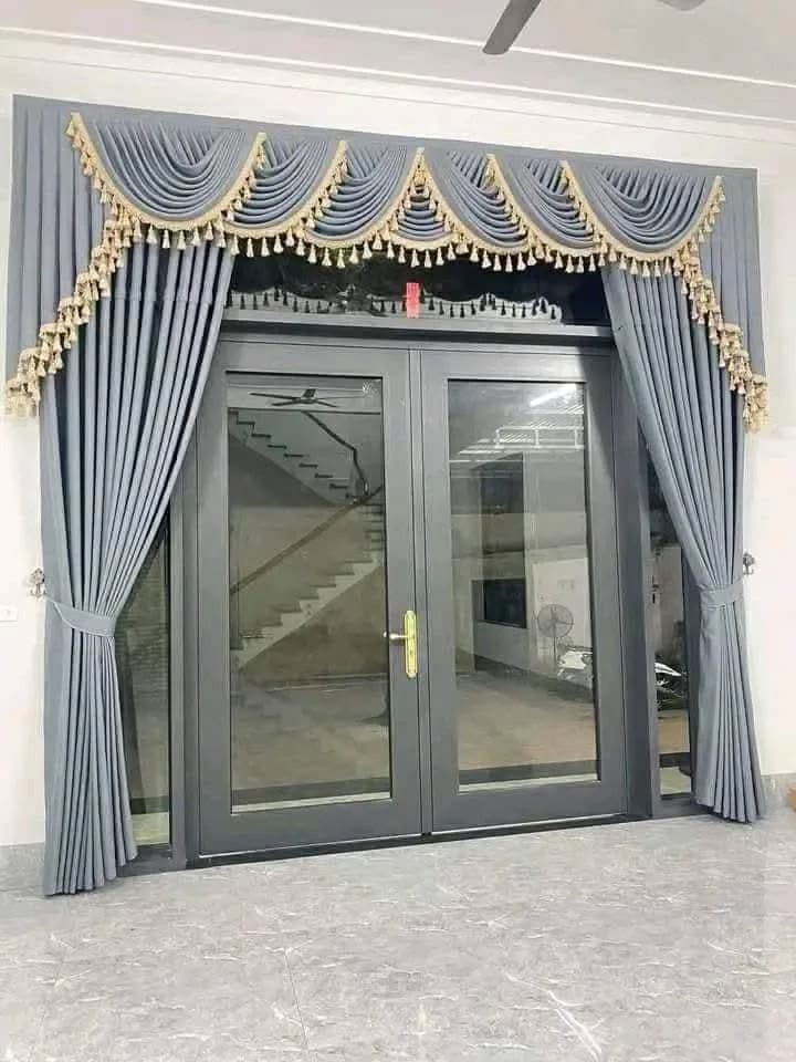 Gorden poni klasik pada pintu kaca