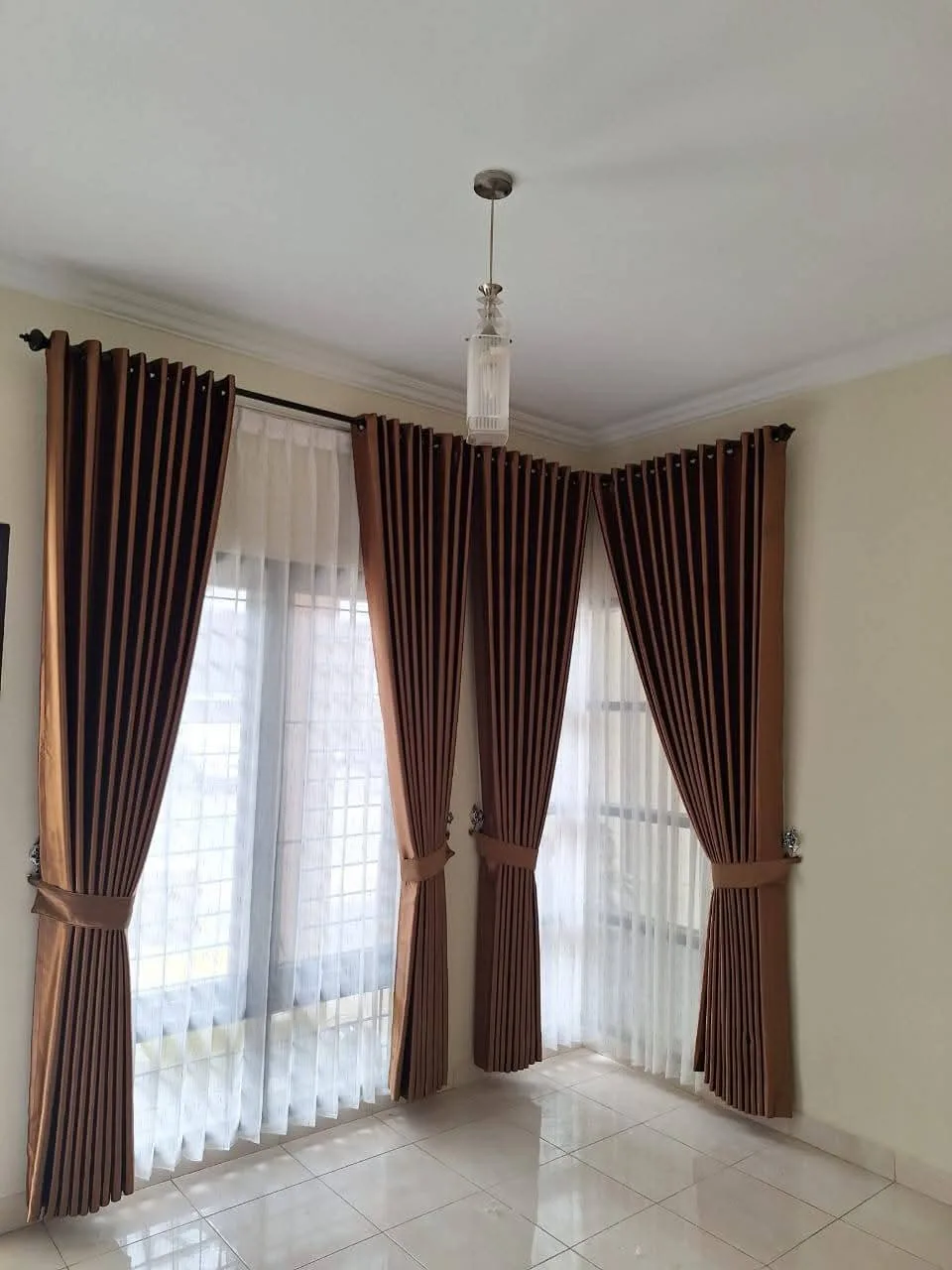 Gorden poni klasik dengan vitrase di ruang tamu