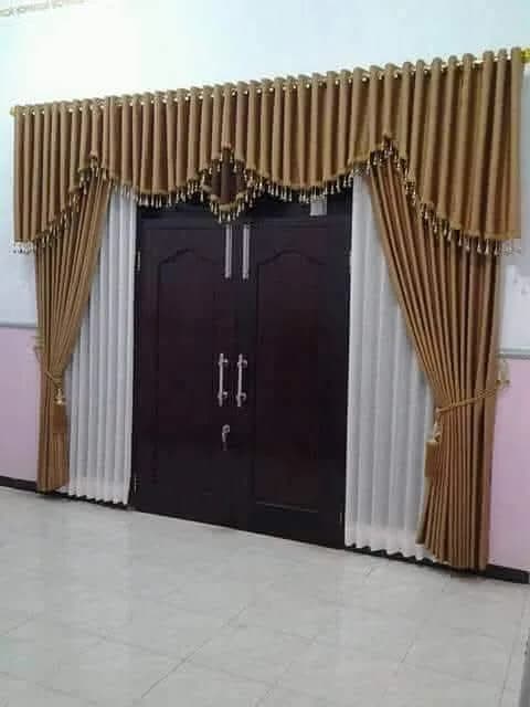 Gorden poni mewah pada pintu utama