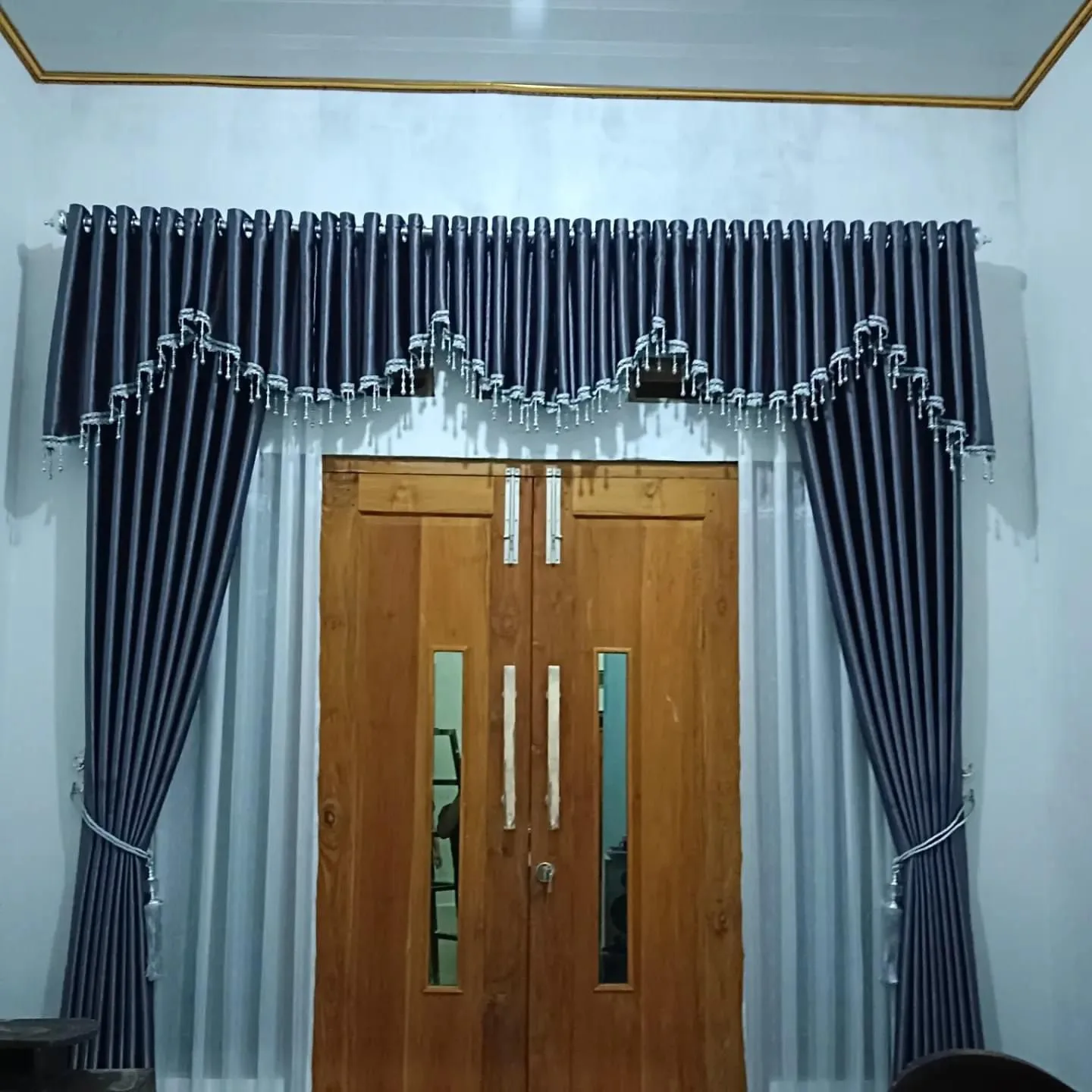 Gorden poni navy pada pintu utama
