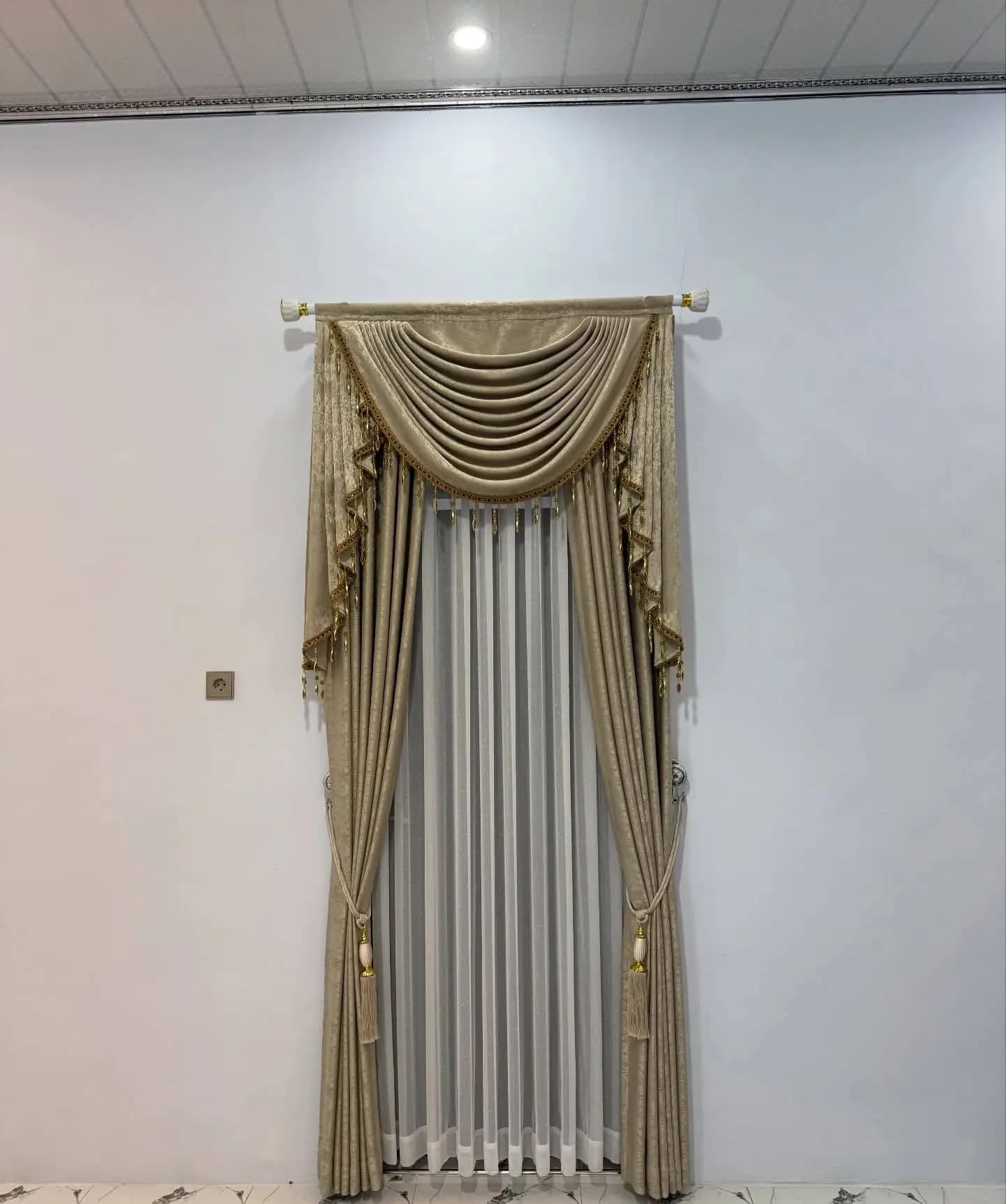 Poni gorden tunggal pada jendela