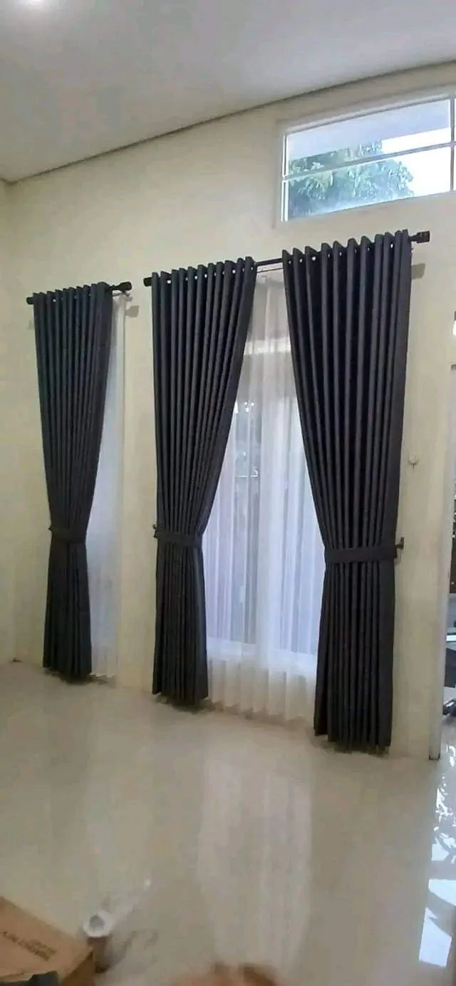 Gorden smokring gelap dengan vitrase