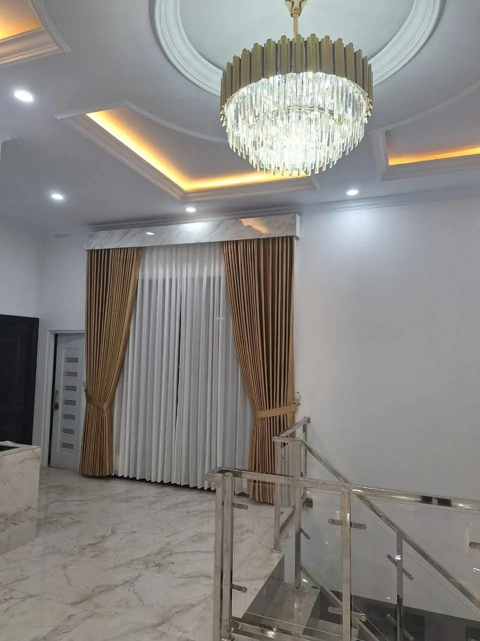 Vertical blind untuk jendela memanjang
