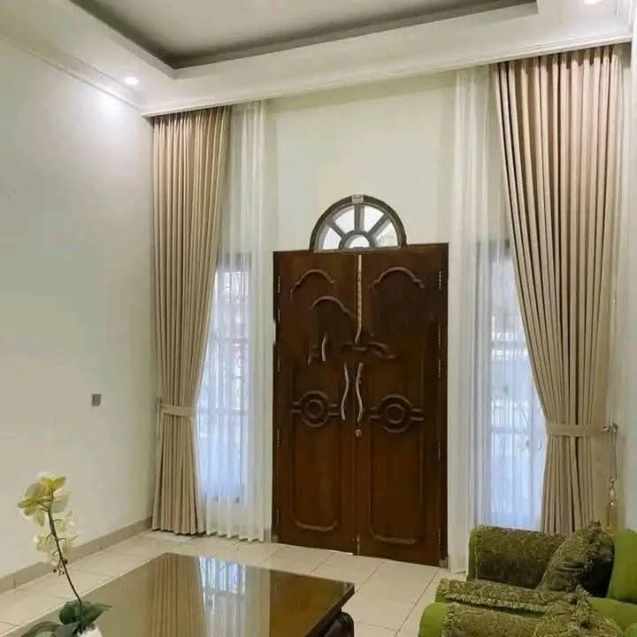 Vitrase putih pada pintu ukir klasik