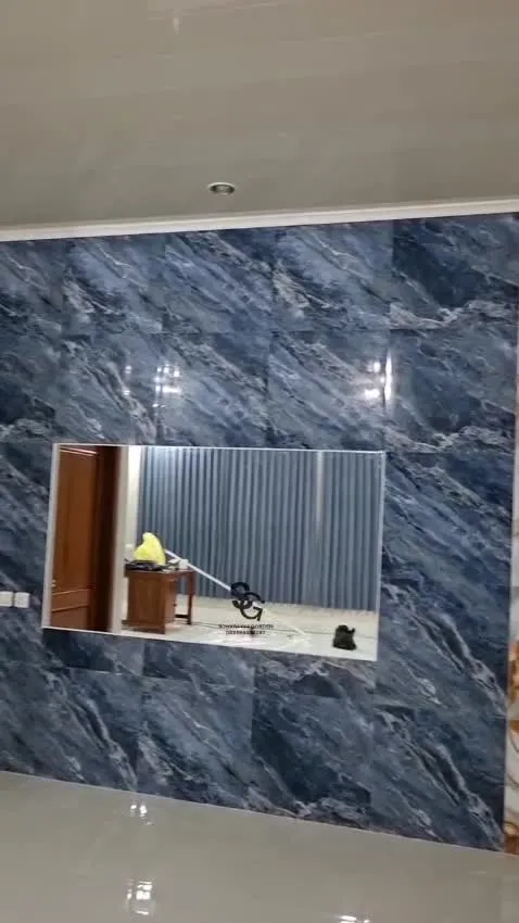 Detail area ruang TV dengan gorden