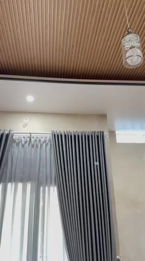 Gorden lipit rapat setinggi plafon