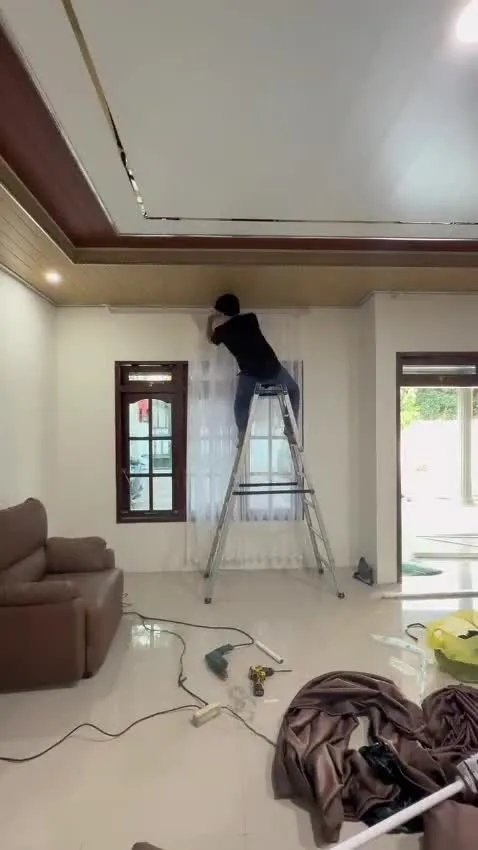 Proses pemasangan gorden di rumah pelanggan