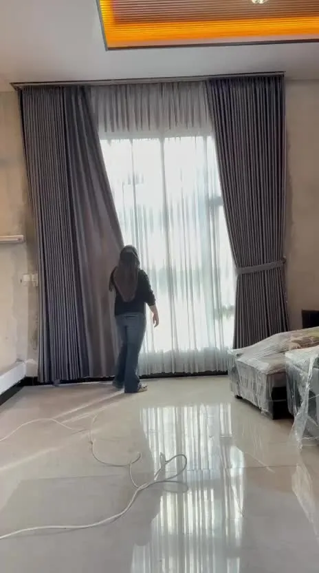 Pemasangan gorden pada kamar utama